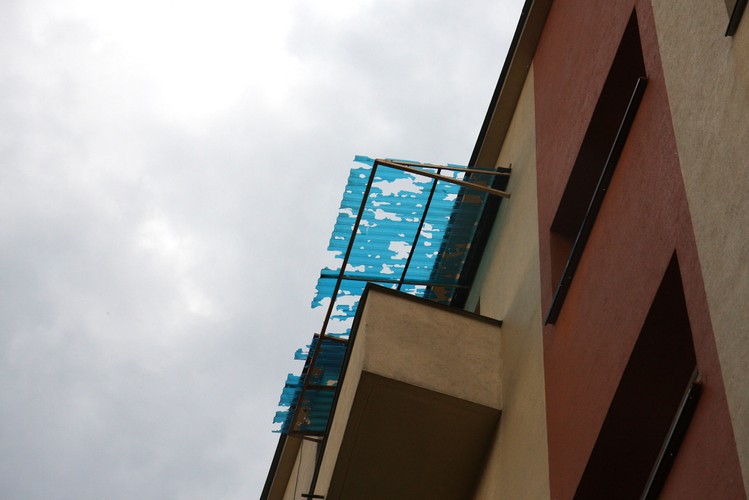 Oraz uszkodzone dachy i trakcje