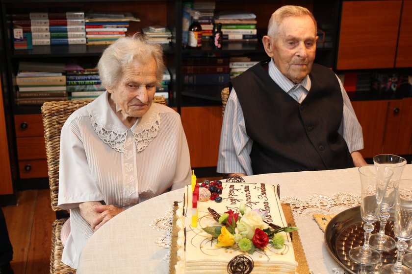 Bierzmy przykład z tej pary. Są razem od 77 lat!