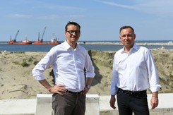 Spada poparcie dla Dudy i Morawieckiego. SONDAŻ