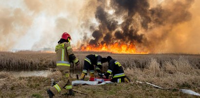 Pożar w Biebrzańskim Parku Narodowym. W akcji biorą udział drony i helikopter