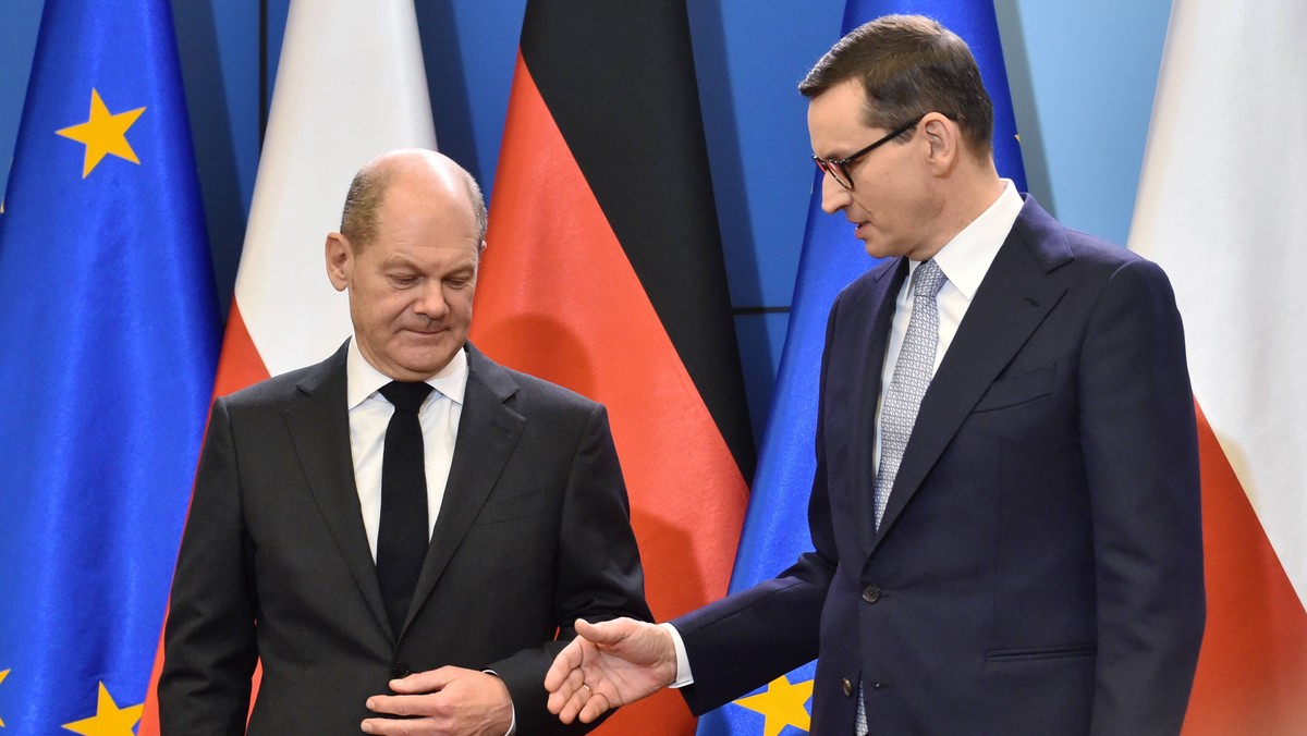 Kanclerz Niemiec Olaf Scholz i premier Mateusz Morawiecki podczas spotkania w Warszawie, 12 grudnia 2021 r.