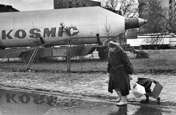 Stanisław Ciok - fotografia z cyklu "Smutne wesołe miasteczko" (1991 r.) 