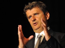 Palikot wezwał biskupów, by w obliczu kryzysu sami się opodatkowali