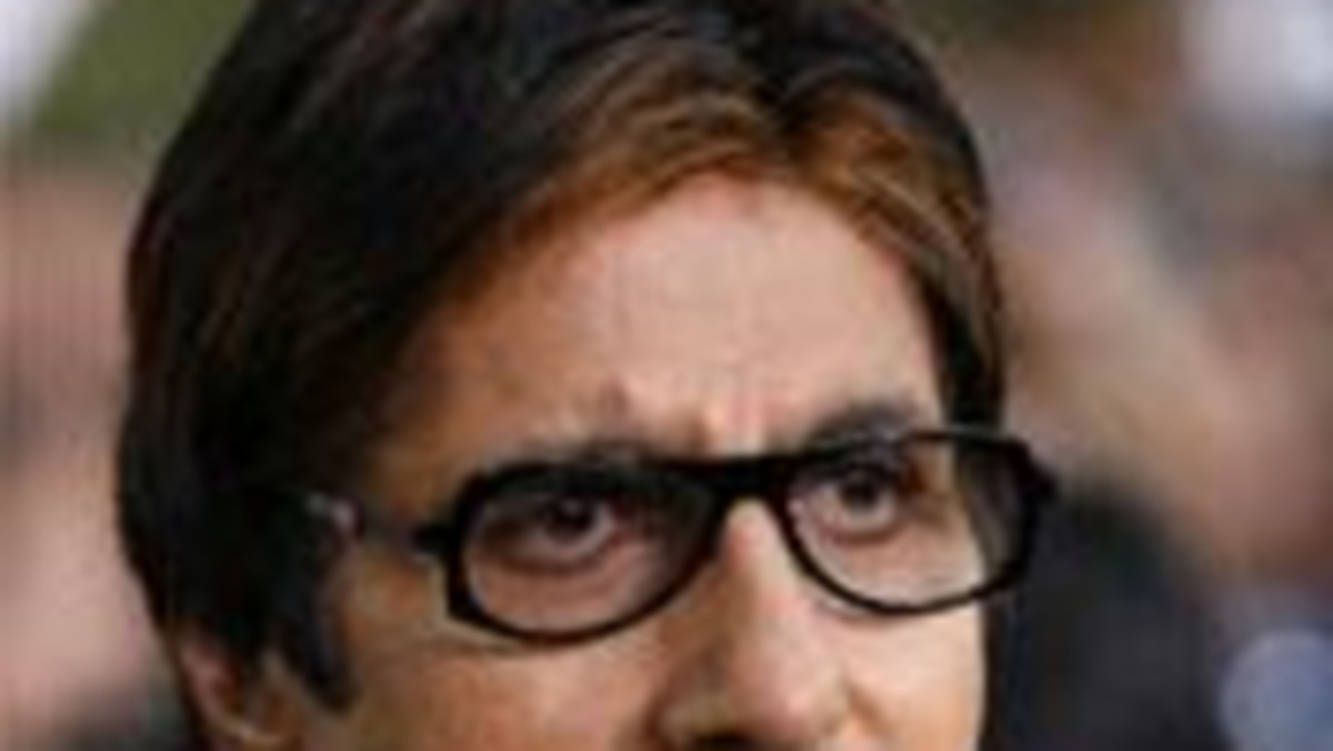 W filmie "Slumdog. Milionerz z ulicy" jest scena, w której mały chłopak posuwa się do naprawdę desperackich czynów, by uzyskać autograf legendarnego buntownika kina bollywoodzkiego, który - choć może się to wydawać zabawne - w Indiach był i jest czczony na równi z bogami. Tym człowiekiem był Amitabh Bachchan, aktor, który już od ponad czterech dekad utrzymuje się na szczycie popularności, ilością fanów przebijając wszystkich amerykańskich gwiazdorów. Już za dwa tygodnie będzie czarował uczestników 4. edycji Międzynarodowego Festiwalu Kina Niezależnego Off Plus Camera.