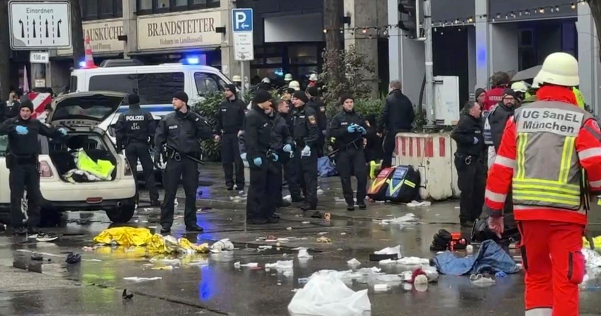 Összetört babakocsi és ruhák hevernek az utcán, miután a tömegbe hajtott az autós Münchenben – videón, ahogy elkapják a férfit