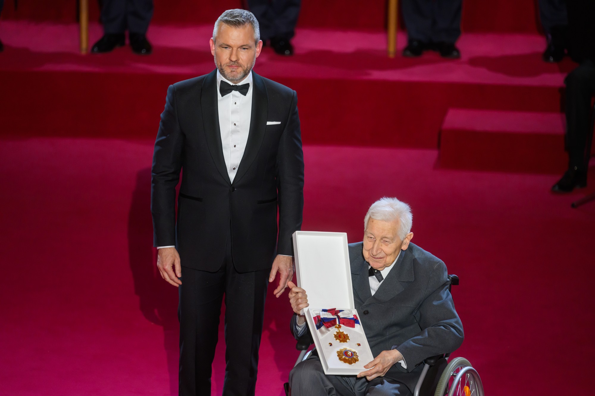 Sprava lekár a oftalmológ Zoltán Oláh, ktorému prezident SR Peter Pellegrini udelil štátne vyznamenanie Rad Ľudovíta Štúra I. triedy.