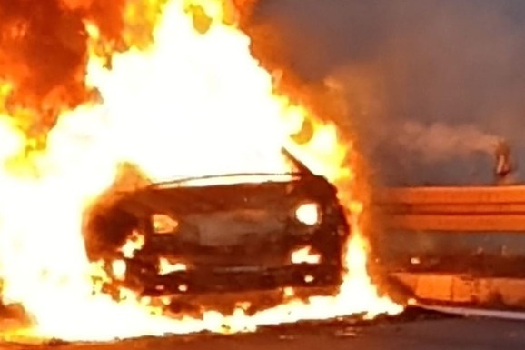 (FOTO, VIDEO) AUTOMOBIL SE PRETVORIO U VATRENU LOPTU! Stravična scena na auto-putu kod Beograda: Trag požara širi se drumom