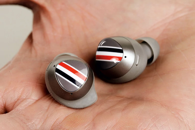 Stylowo: Samsung Galaxy Buds+ można mieć także w wersji opracowanej przez amerykańskiego designera Toma Browne’a