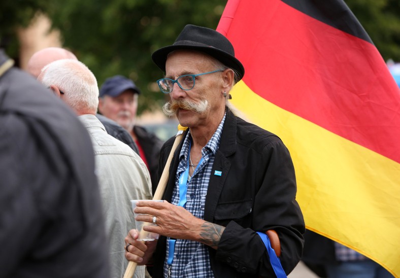 Zwolennik AfD podczas wiecu wyborczego tej partii w Schwerin, sierpień 2021 r.