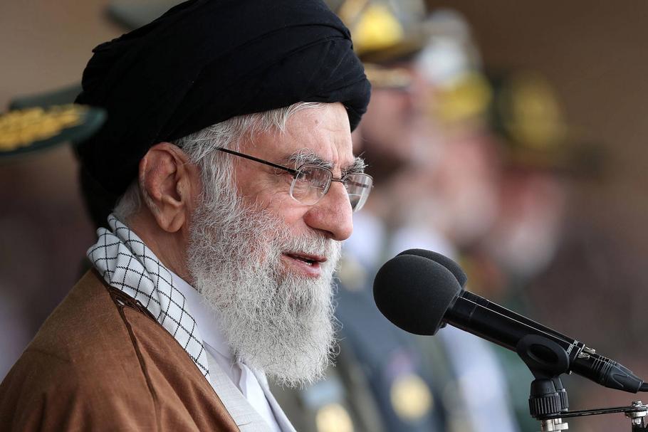 W czerwcu  prezydent USA Donald Trump ogłosił restrykcje, które objęły m.in. najwyższego duchowo-politycznego przywódcę Iranu ajatollaha Alego Chameneia. Była to reakcja na zastrzelenie amerykańskiego drona w rejonie Zatoki Perskiej, o co USA oskarżyły Teheran.