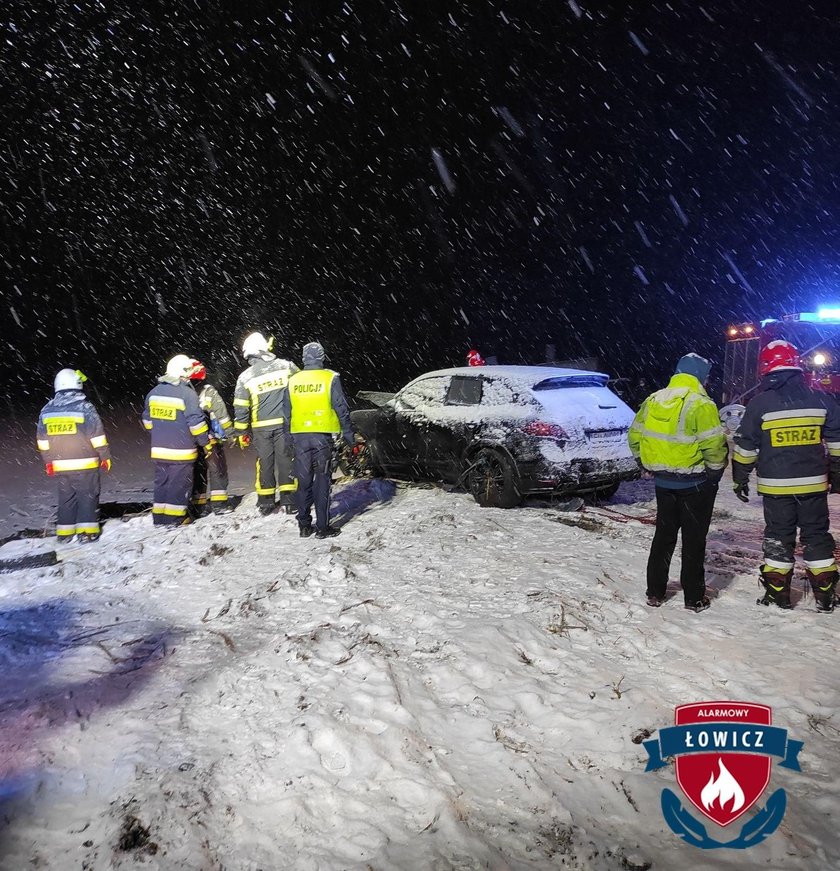 Kierowca wpadł porsche do stawu