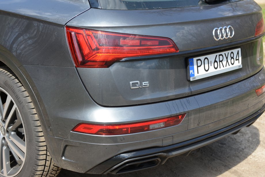 Audi Q5 może mieć z tyłu lampy wykonane w technologii OLED. Mają ciekawą funkcję: gdy inne auto zbliży się do Q5 na mniej niż dwa metry, zaświecą mocniej.