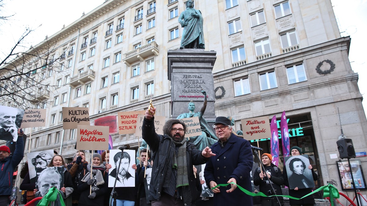 Replika pomnika Adama Mickiewicza na placu Konstytucji