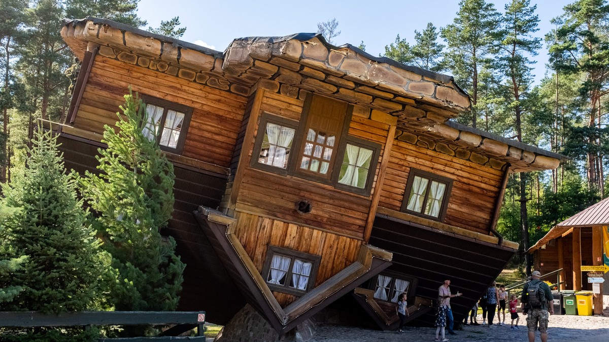 Ovo je NAJNEOBIČNIJA kuća u Evropi: Stoji naopačke i prava je atrakcija za turiste