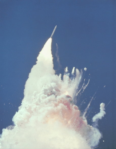 Moment dezintegracji statku kosmicznego. U góry zdjęcia widoczny jest ocalały lewy silnik rakietowy na paliwo stałe, który funkcjonował poprawnie
