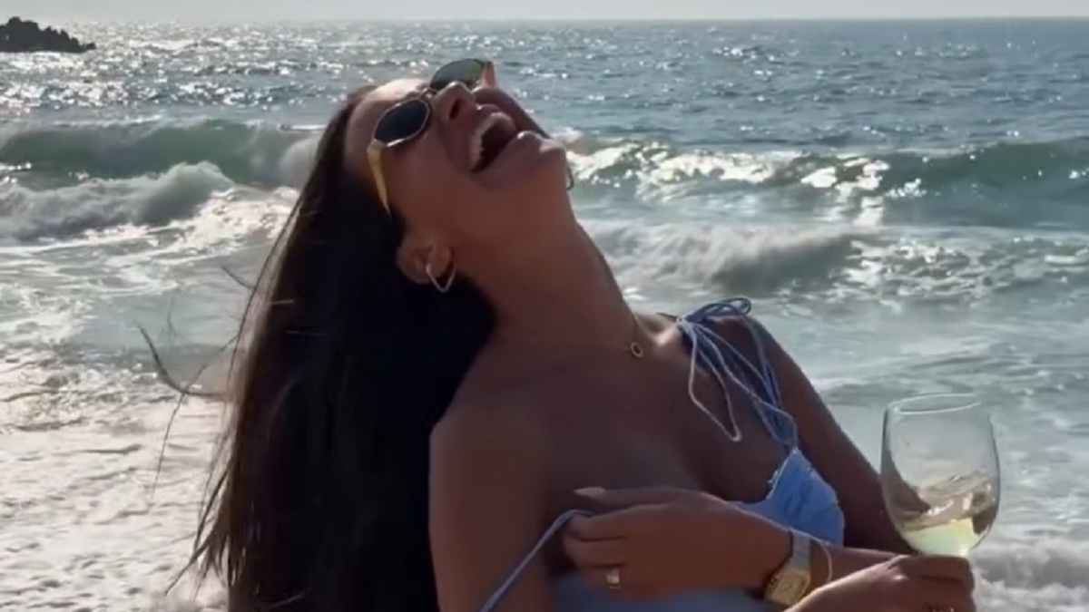 KOSJERINI SPADA BRETELA NA PLAŽI, A NE ISPUŠTA ČAŠU VINA Voditeljka RTS-a se skroz opustila: Zacenila se od smeha (VIDEO)