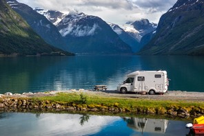 Kamper gwarantuje dotarcie do dzikich zakątków przyrody. Na zdjęciu norweski fiord