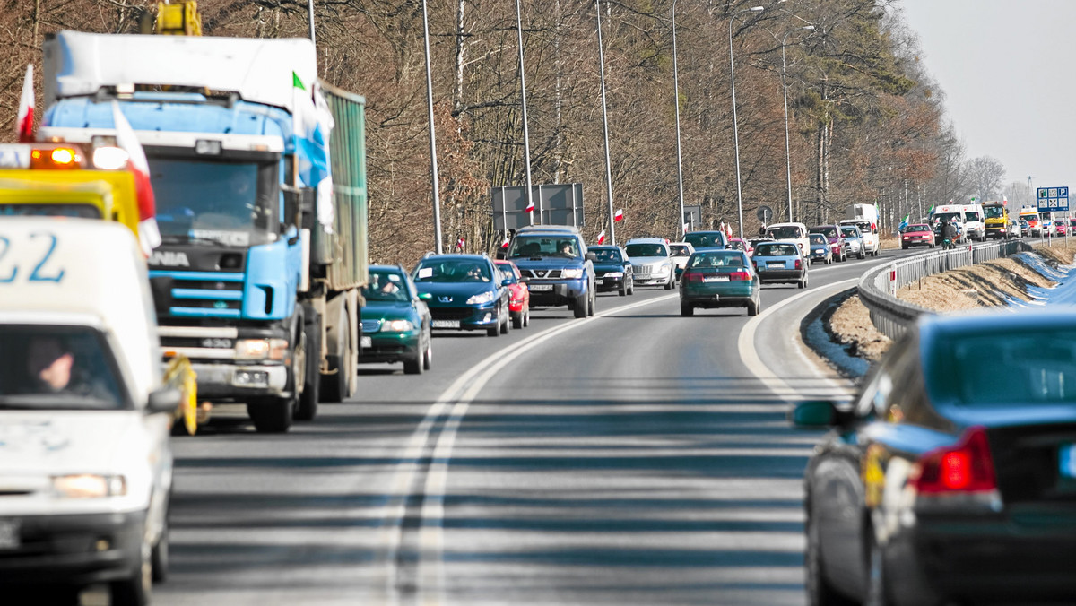 Od środy kierowcy będą mogli jeździć nowym mostem na Wiśle w Sandomierzu. Do użytku oddana zostanie na razie jednak tylko część przeprawy, wybudowanej w ciągu drogi krajowej nr 77, na odcinku ze Stalowej Woli do Lipnika.