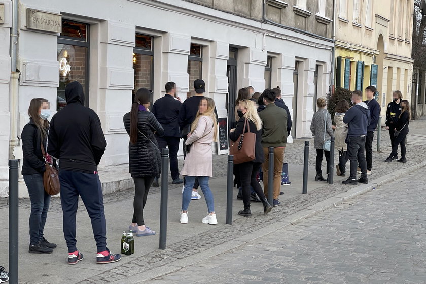 Wrocławianie korzystają z pogody... bez maseczek!