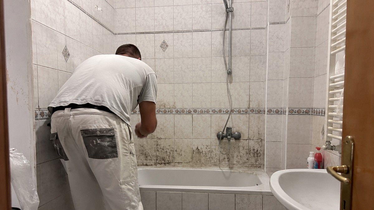 Trik molera za uklanjanje buđi iz kupatila košta samo 50 dinara