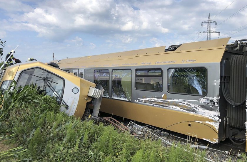 Pociąg wykoleił się przed mostem. Wielu rannych