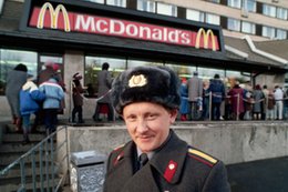 McDonald's zamyka biznes w Rosji. Cofnijmy się do 1990 r., kiedy sieć dotarła do Moskwy