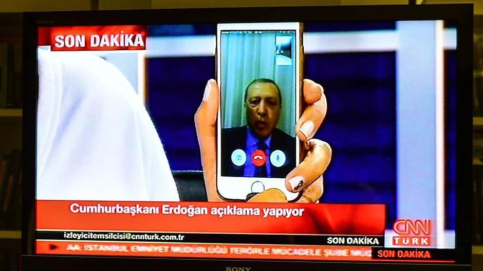 Erdoganovo obraćanje uživo preko mobilnog telefona sa nepoznate lokacije jedno je od najupečatljivijih slika noći kada je pokušan državni udar | Foto: Getty Images