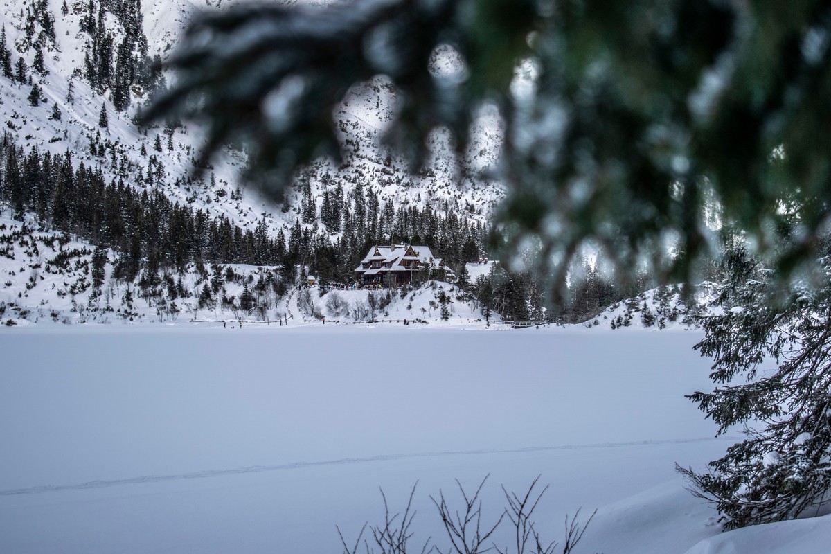 Frozen,Morskie,Oko,In,The,Tatra,Mountains,With,A,View