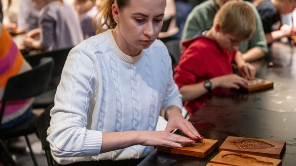 Po otwarciu wystawy w Piwnicy Świdnickiej odbyły się warsztaty piernikarskie, podczas których mieszkańcy mogli spróbować swoich sił w lepieniu pierników, kontynuując tym wielowiekową tradycję.