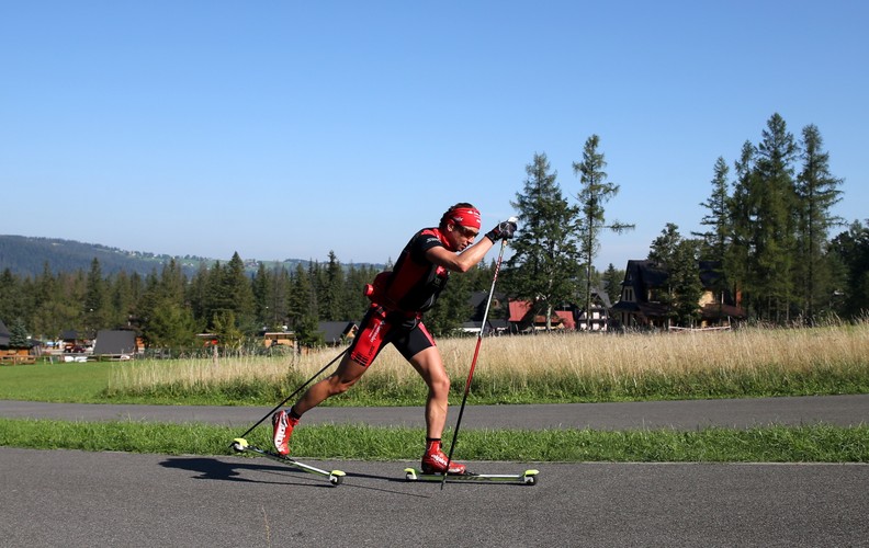 Żar leje się z nieba, a Justyna Kowalczyk przygotowuje się do zimy