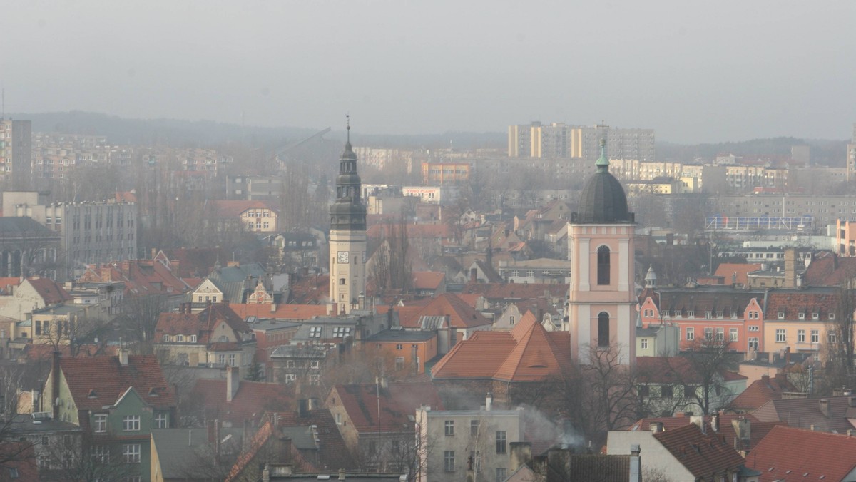 We wtorek sesja Rady Miasta w Zielonej Górze. Radni zadecydują m.in. o tym, czy parkowanie w centrum miasta będzie płatne oraz, czy Robert Dowhan straci mandat radnego - podaje Radio Zielona Góra.