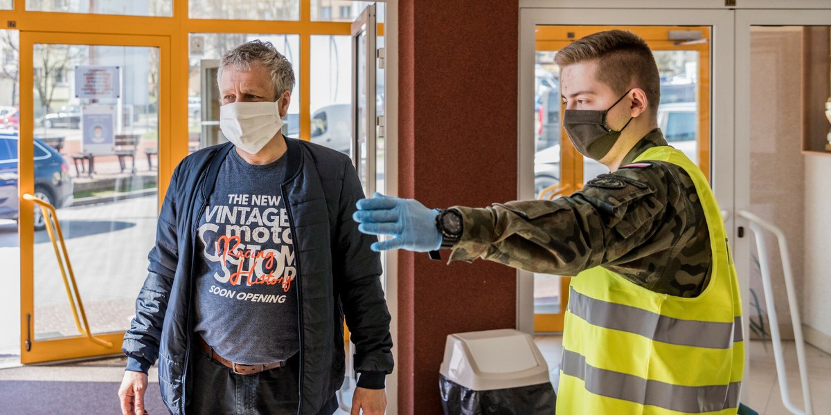 Punkty szczepień powszechnych tworzone są przez samorządy we współpracy z NFZ i administracją państwową. W poniedziałek taki punkt otworzono m.in. w Siematyczach na Podlasiu (na zdjęciu). 