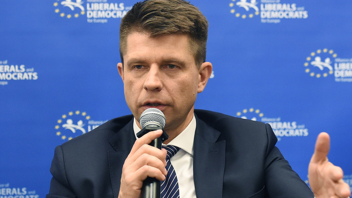 Unia Europejska musi być efektywna, a nie federalna, musi skupiać się na rozwiązywaniu konkretnych problemów - powiedział lider Nowoczesnej Ryszard Petru, który wziął udział w Kongresie Partii Porozumienia Liberałów i Demokratów na rzecz Europy (ALDE).