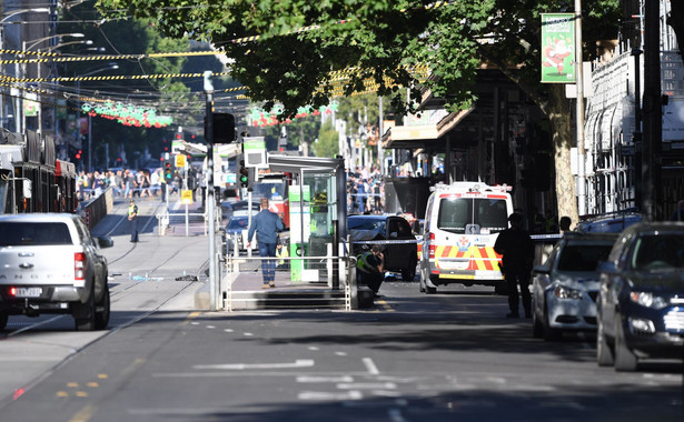 Samochód wjechał w tłum na skrzyżowaniu w Melbourne. Policja: To było celowe działanie