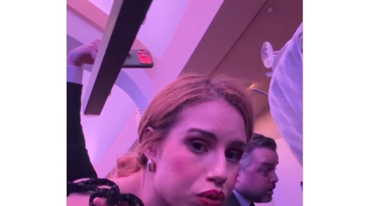 Olivija Rejngold tokom pucnjave na večeri u Vašingtonu