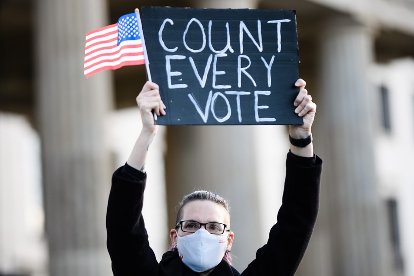 "Prebrojte svaki glas" - protest kod američke ambasade u Berlinu