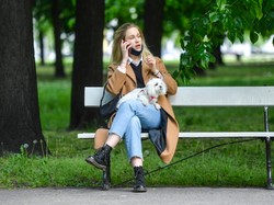 Dorosłość jej służy! 20-letnia Helena Englert pokazała swój nowy styl na spacerze w Ogrodzie Saskim