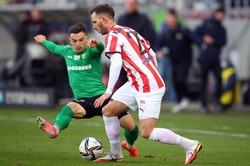 Śpiączka trafił dwa razy pod Wawelem. Górnik poprawił swoją sytuację [WIDEO]