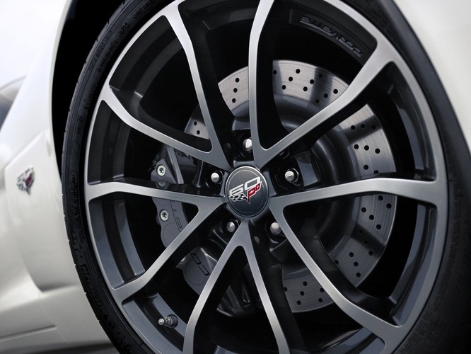 Chevrolet ujawnił model corvette 427 convertible collector edition 2013 - najszybszy i najbardziej rasowy kabriolet w historii corvette...