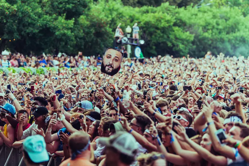 Publiczność na festiwalu Lollapalooza (fot. Zoe Rain / Red Bull Content Pool)