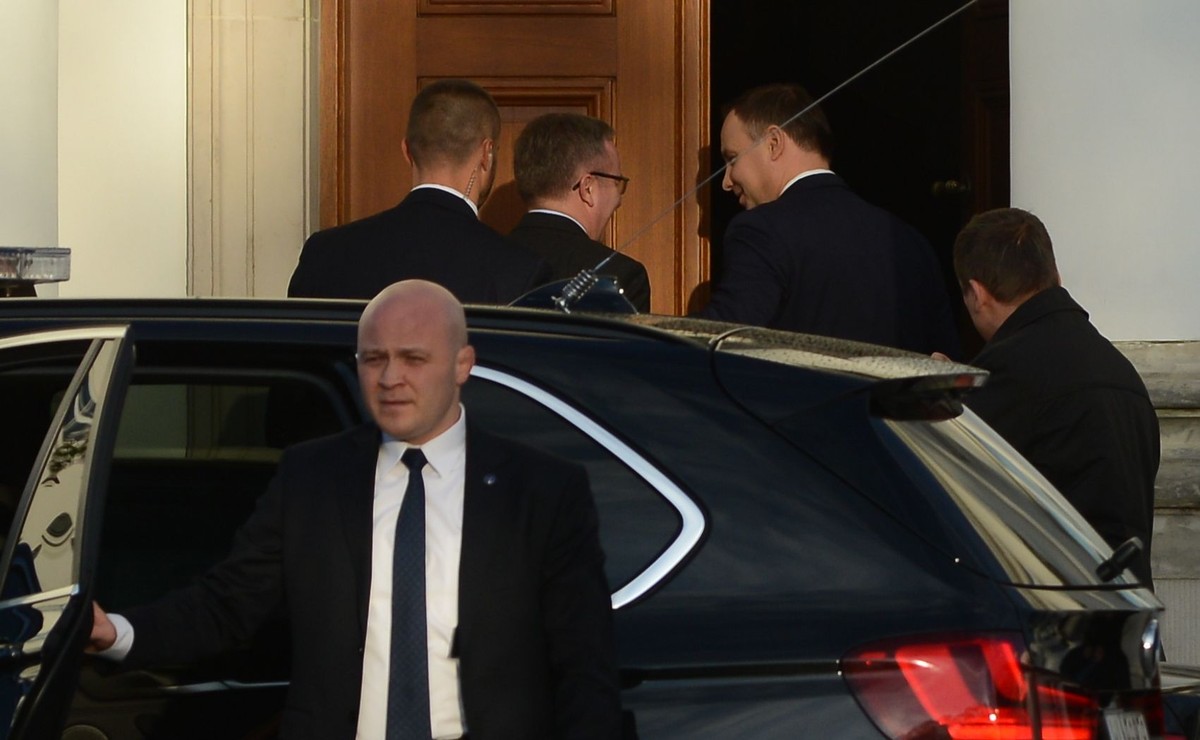 Gazeta przytacza przy tym słowa Adera z konferencji prasowej, że Węgry "nie będą firmować żadnego niesprawiedliwego postępowania wobec Polski" i że Polska może liczyć na weto Węgier, gdyby chciano ją obciążyć jakimikolwiek nieprawdziwymi zarzutami.