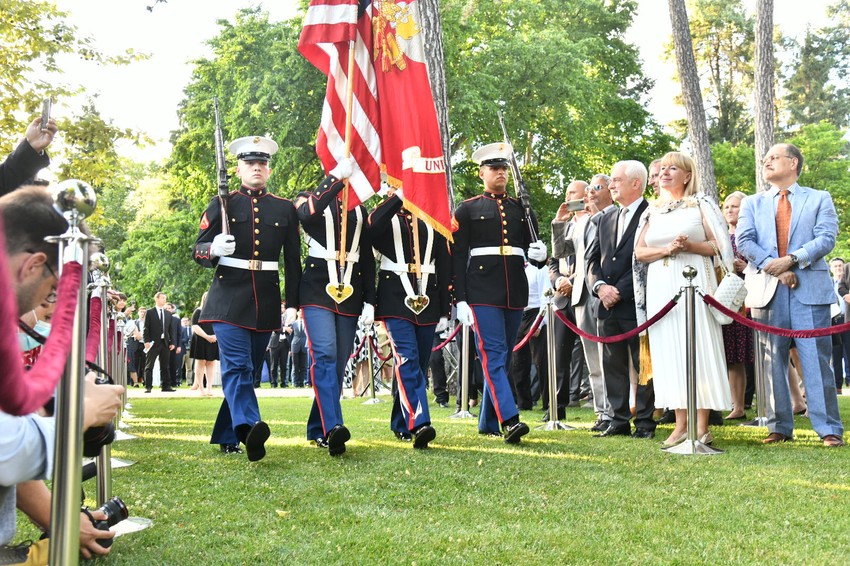 Marinci su predali zastavu ambasadoru