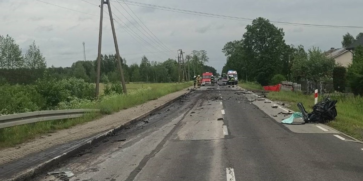 Na prostej drodze czołowe zderzył się samochód osobowy z ciężarówką.