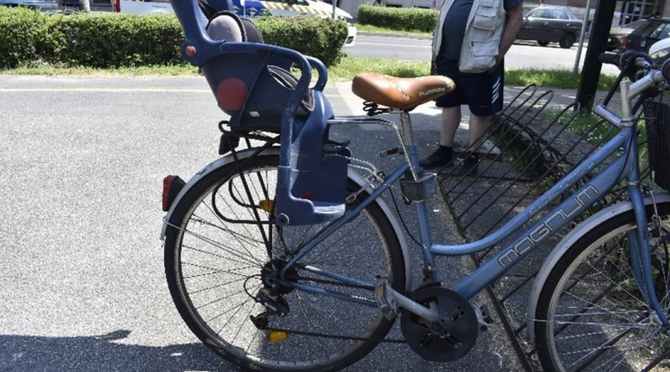 A kerékpáros gyermeke megsérült a balesetben/Fotó: Police.hu