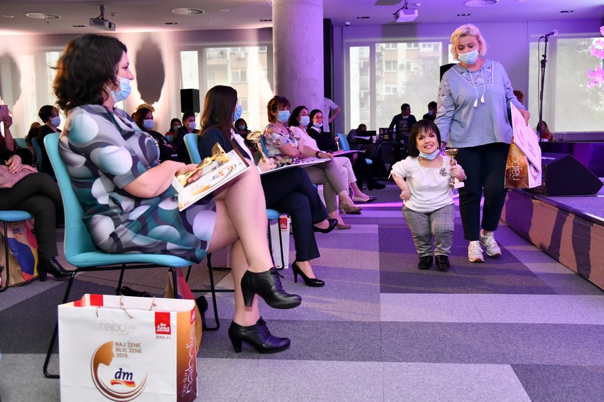 Marina Cvetanov sa sestrom