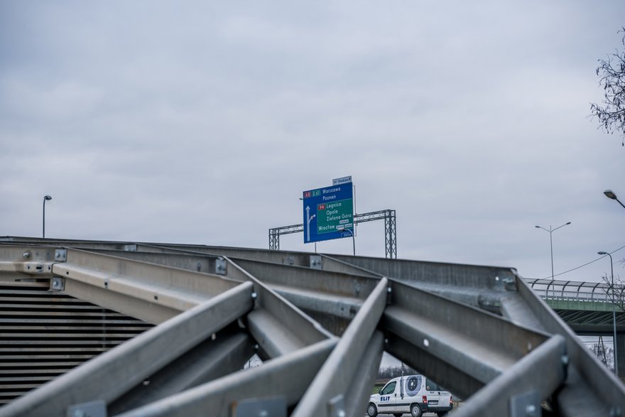 Jest bardzo nietypowa. Kaplica we Wrocławiu wykonana z barier energochłonnych