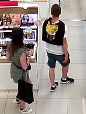 Kobieta i mężczyzna podejrzani o kradzież perfum. Rozpoznajesz ich?