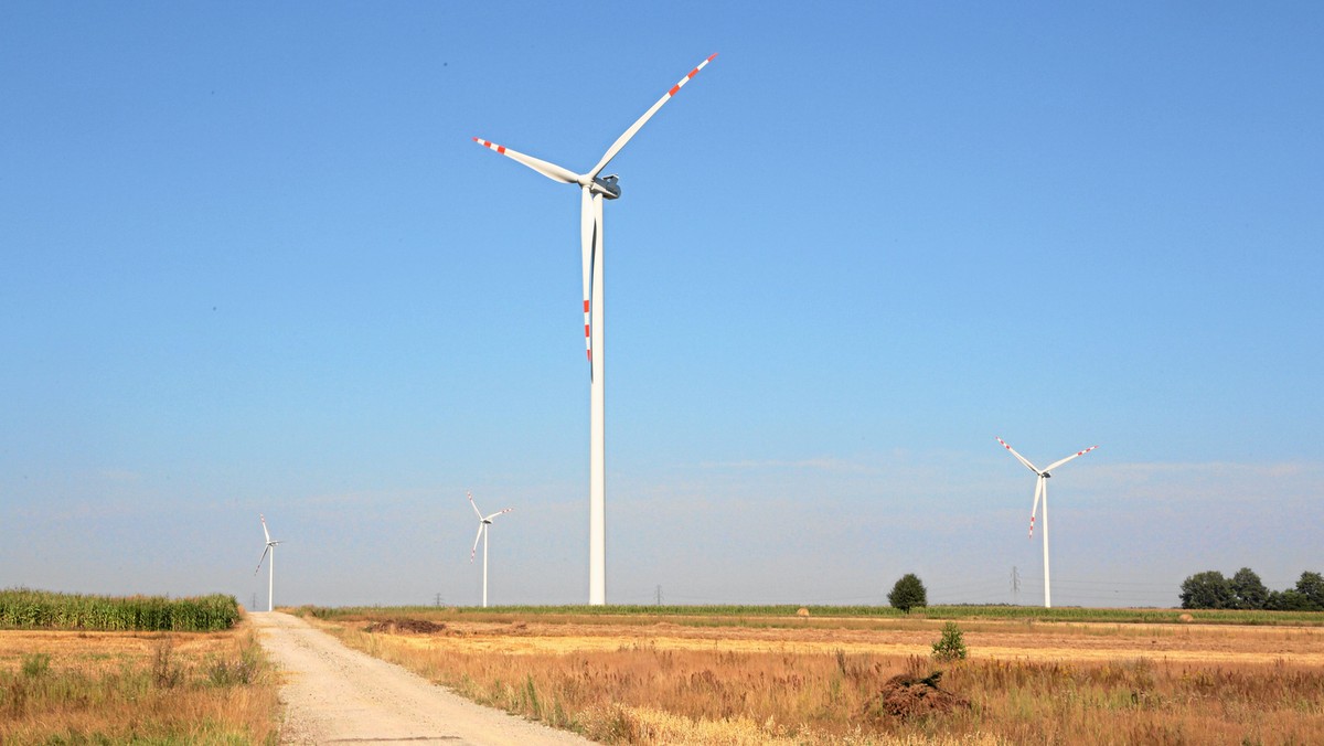 Gmina Giżycko zleciła opracowanie miejscowego planu zagospodarowania przestrzennego, który ma uniemożliwić na jej terenie powstanie farm wiatrowych. Możliwość lokalizacji tego rodzaju inwestycji w okolicach Giżycka przewidują plany samorządu województwa.