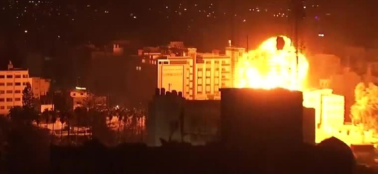 Potężna eksplozja w Gazie. Izraelskie wojsko zniszczyło wielopiętrowy biurowiec [WIDEO]