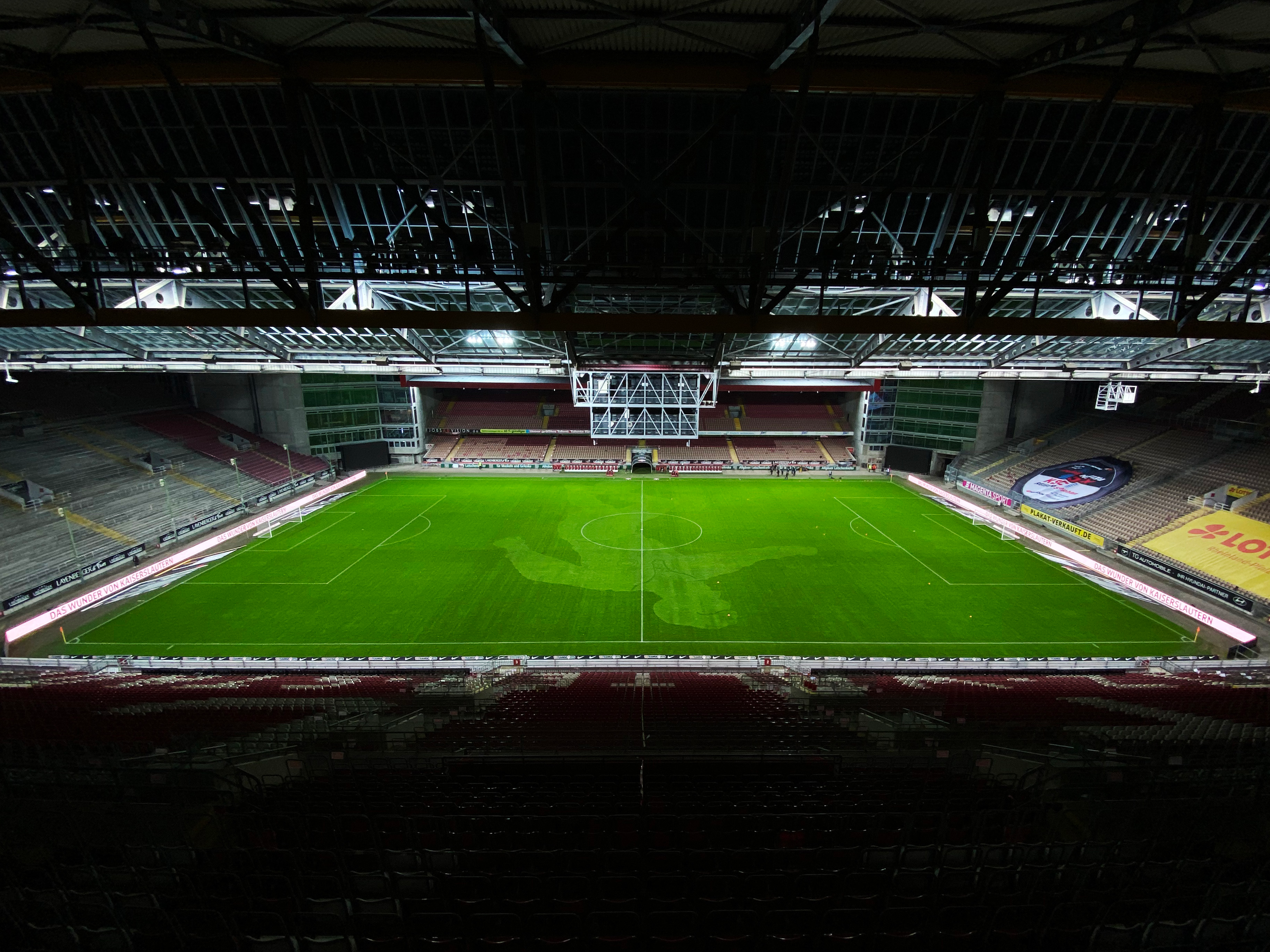 Tifoso Roma cade da balaustra a Kaiserslautern: ricoverato